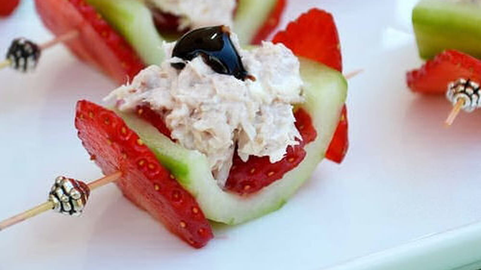 Concombre farci aux fraises et rillettes de thon