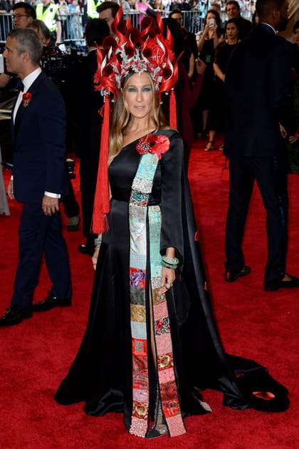 Sarah Jessica Parker en robe noire fendue SJP x H&M et chapeau Philip Treacy