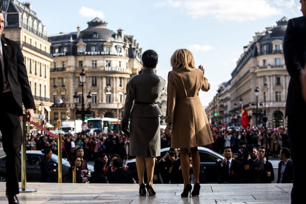 Peng Liyuan et Brigitte Macron face &agrave; une foule de curieux