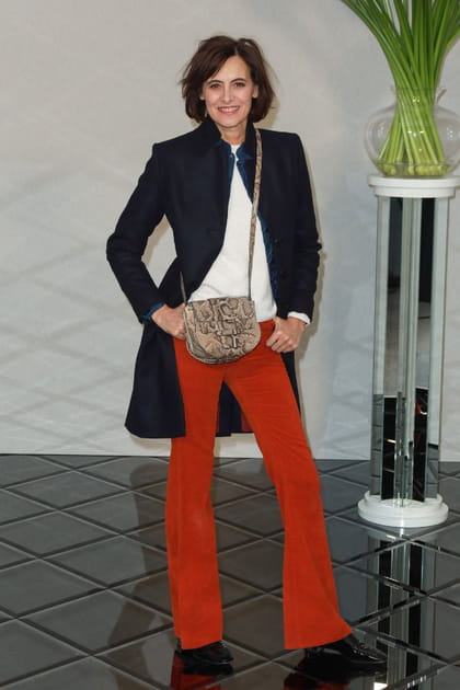 Inès de la Fressange en pantalon rouille et veste mi-longue marine