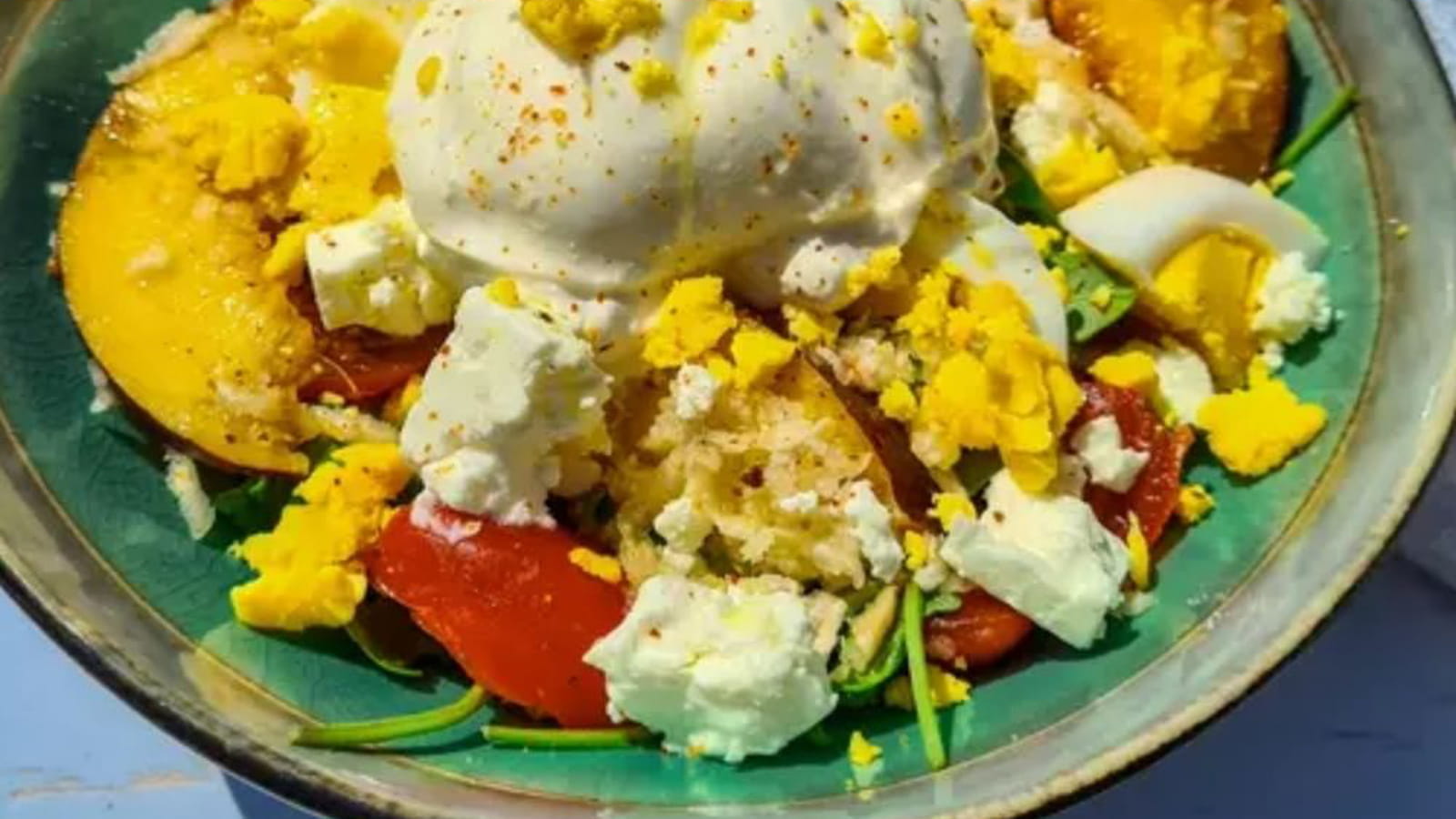 Salade roquette, pêche et burrata