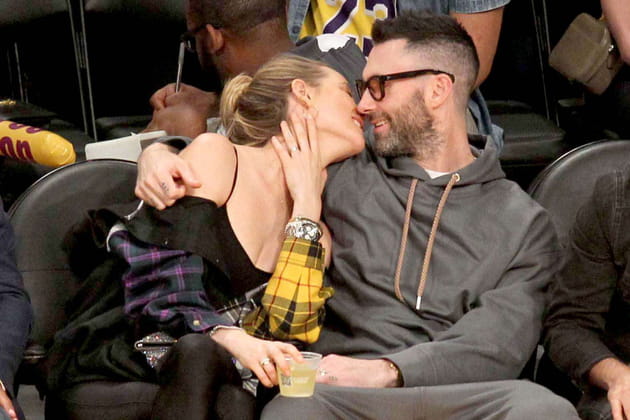 Adam Levine et Behati Prinsloo&nbsp;: baiser fougueux