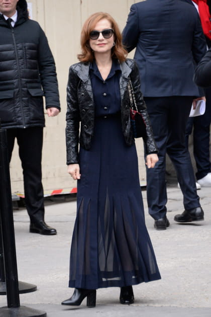Isabelle Huppert en robe fluide et perfecto