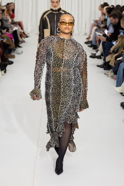 Robe à imprimé léopard aperçue sur le défilé Ester Manas