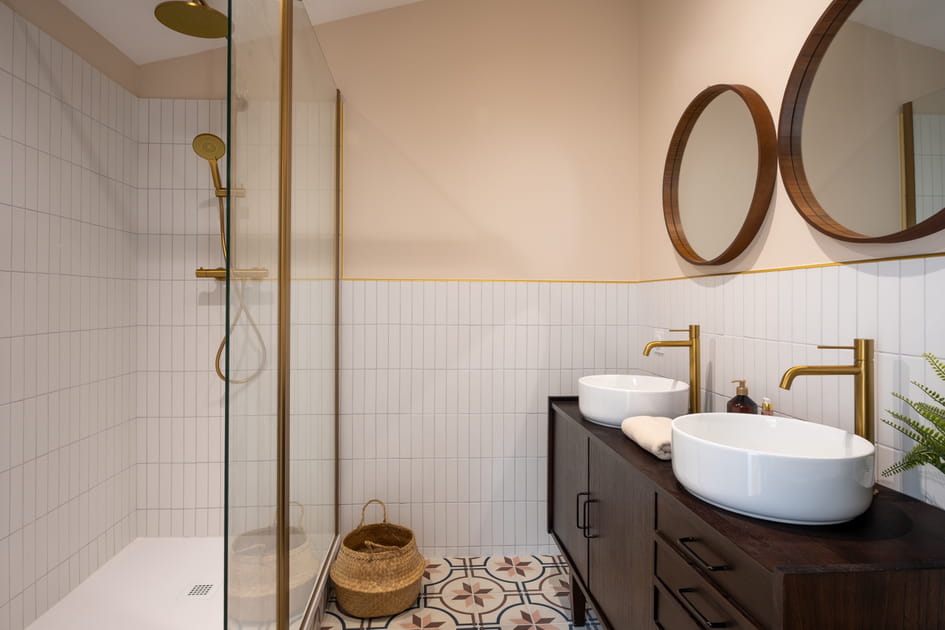 Apr&egrave;s&nbsp;: une salle d'eau pratique et meubl&eacute;e avec go&ucirc;t