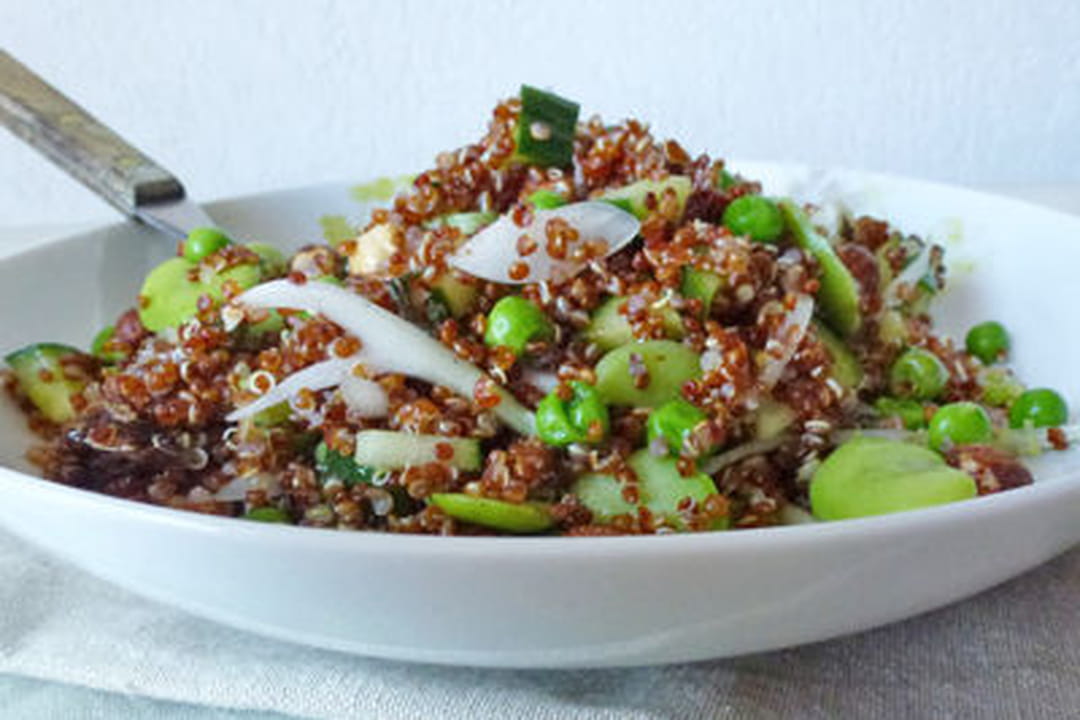 Salade de quinoa rouge aux fèves et petits pois frais vegan, sans gluten