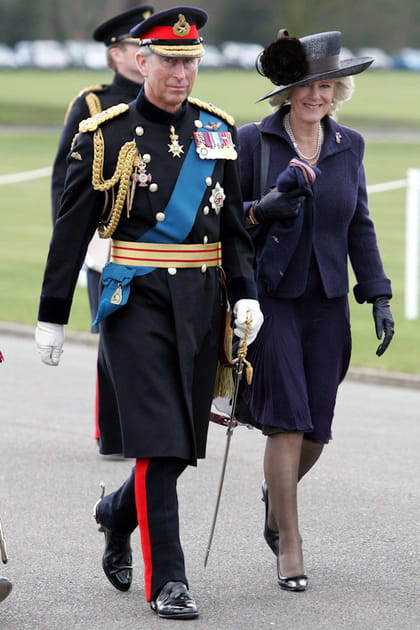 Camilla Parker-Bowles en ensemble bleu marine et collants transparents