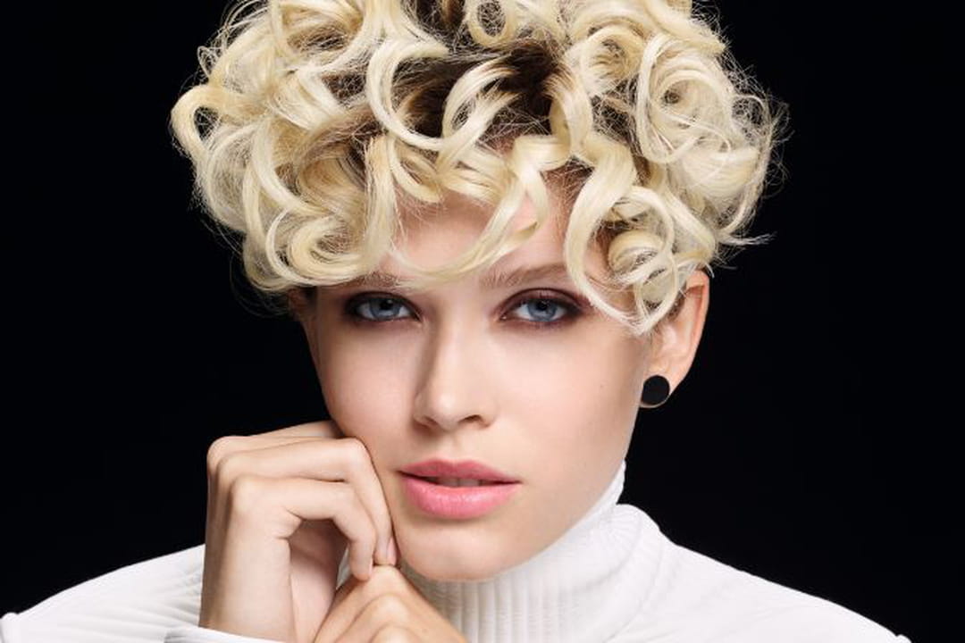Coupe Courte Bouclé Femme 2022