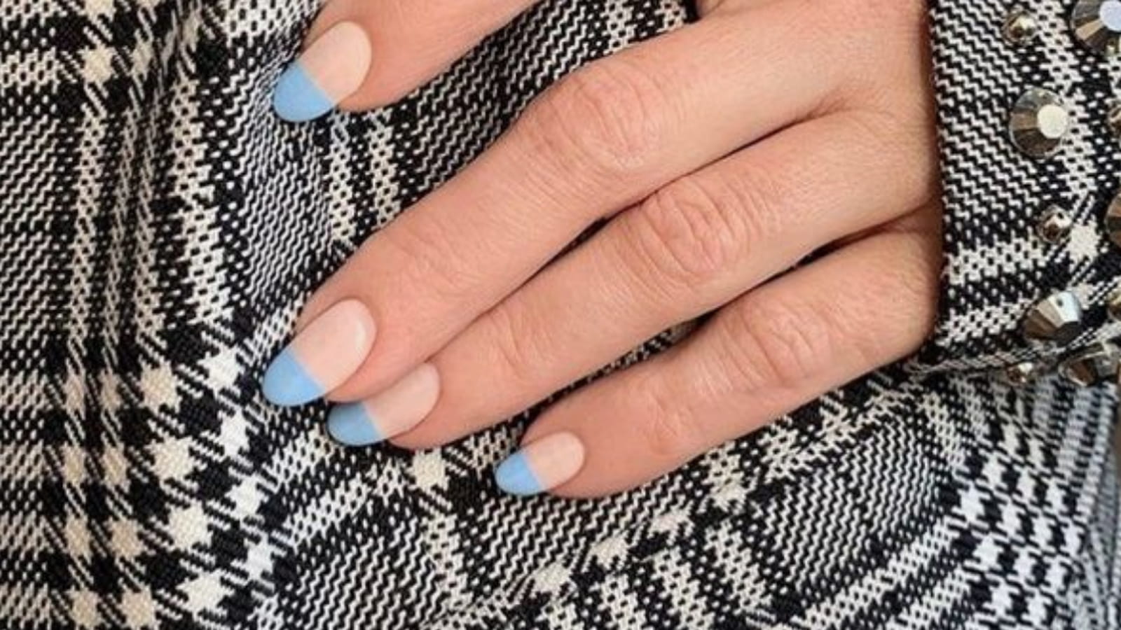 Une manucure à moitié bleue