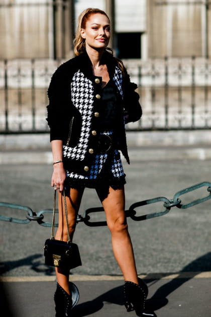 Caroline Receveur version ville en tenue pied-de-poule