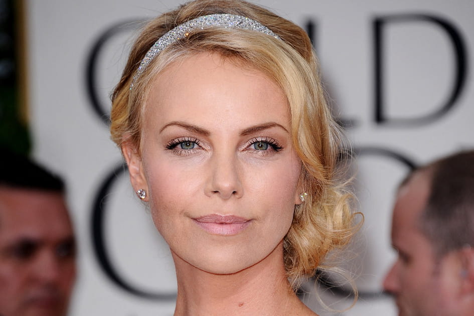 Le serre-t&ecirc;te paillet&eacute; de Charlize Theron