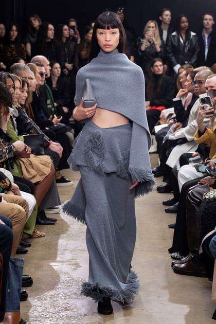 Jupe grise &agrave; franges et top en maille aper&ccedil;us sur le d&eacute;fil&eacute; Proenza Schouler