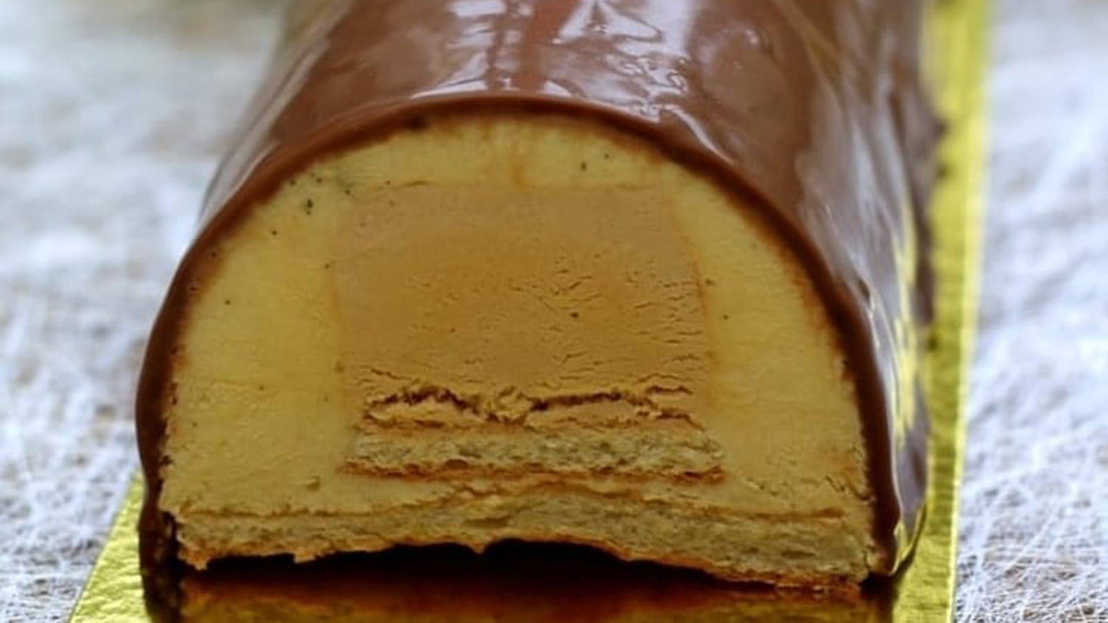 Bûche bavaroise à la vanille et mousse au caramel beurre salé