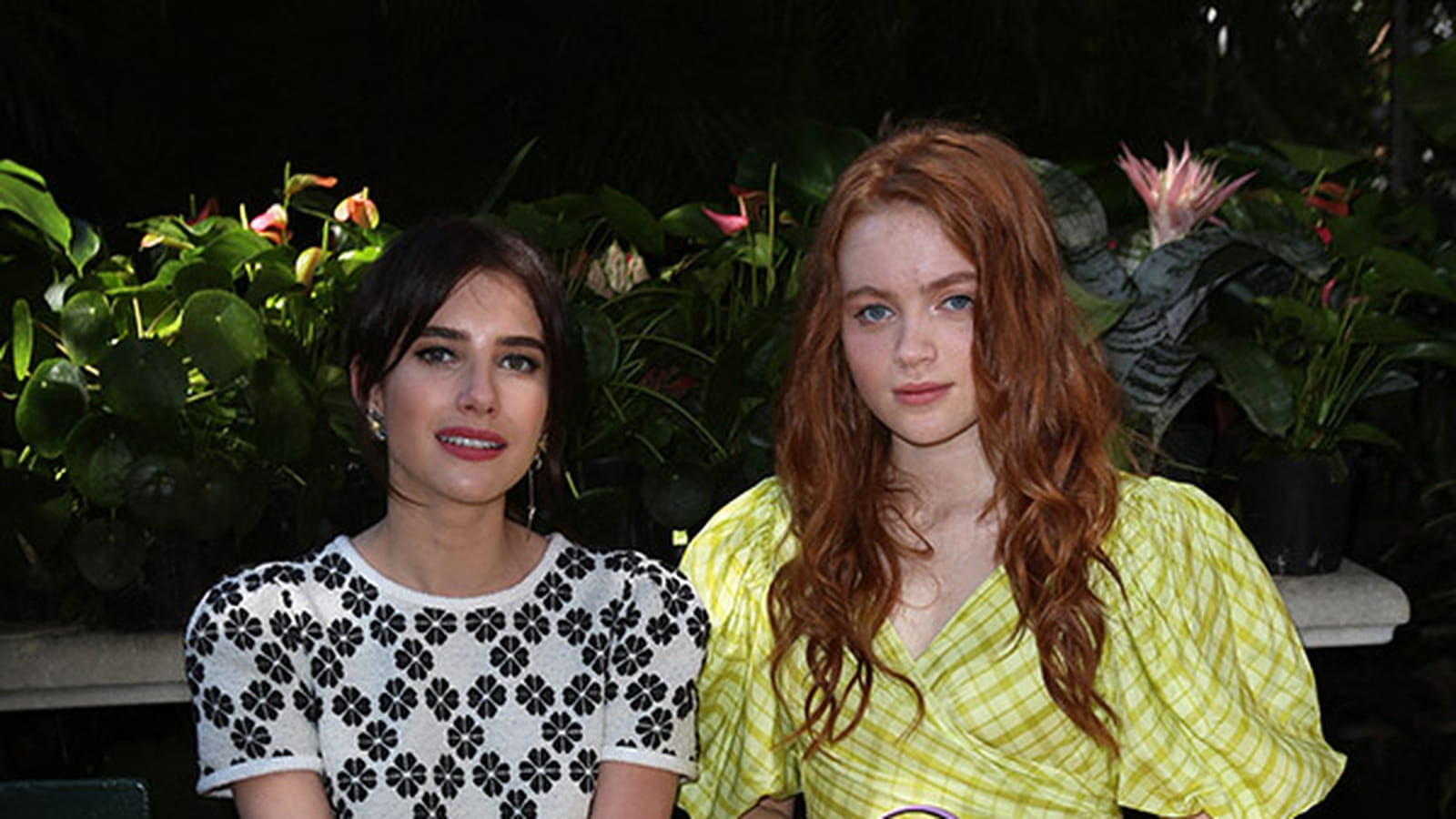 Emma Roberts et Sadie Sink 