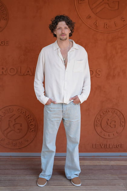 C&eacute;sar Chouraqui en chemise blanche et jean bleu clair