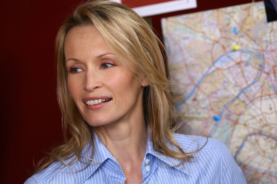 Estelle Lef&eacute;bure, gracieuse avec son contouring froid