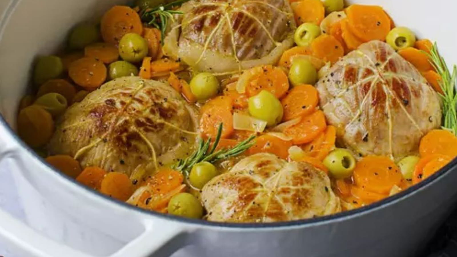 Paupiettes de veau aux agrumes, carottes, oignons et olives vertes farcies