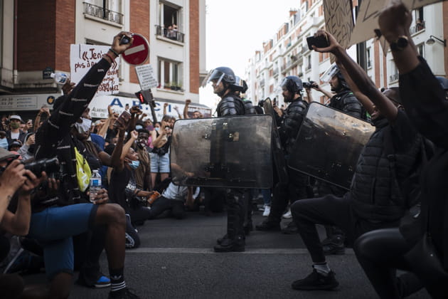 Plusieurs manifestants se mettent &agrave; genoux devant les forces de l'ordre, un geste symbolique
