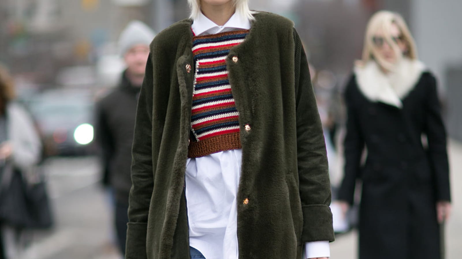 Le cropped-pull et la maxi chemise