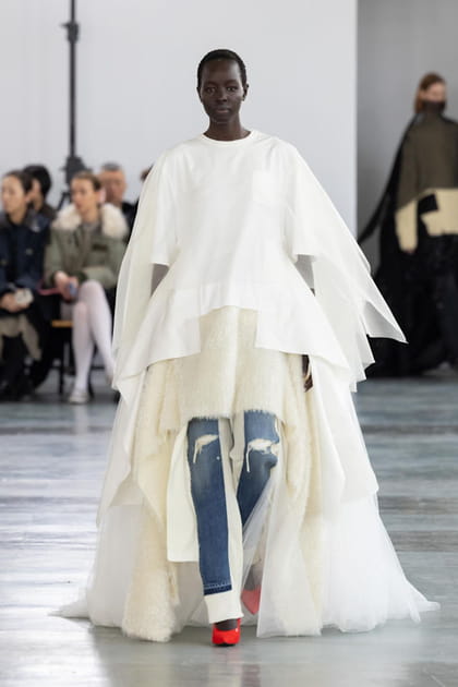 Robe asym&eacute;trique &agrave; tra&icirc;ne et jean trompe-l'&oelig;il&nbsp;aper&ccedil;us sur le d&eacute;fil&eacute; Undercover