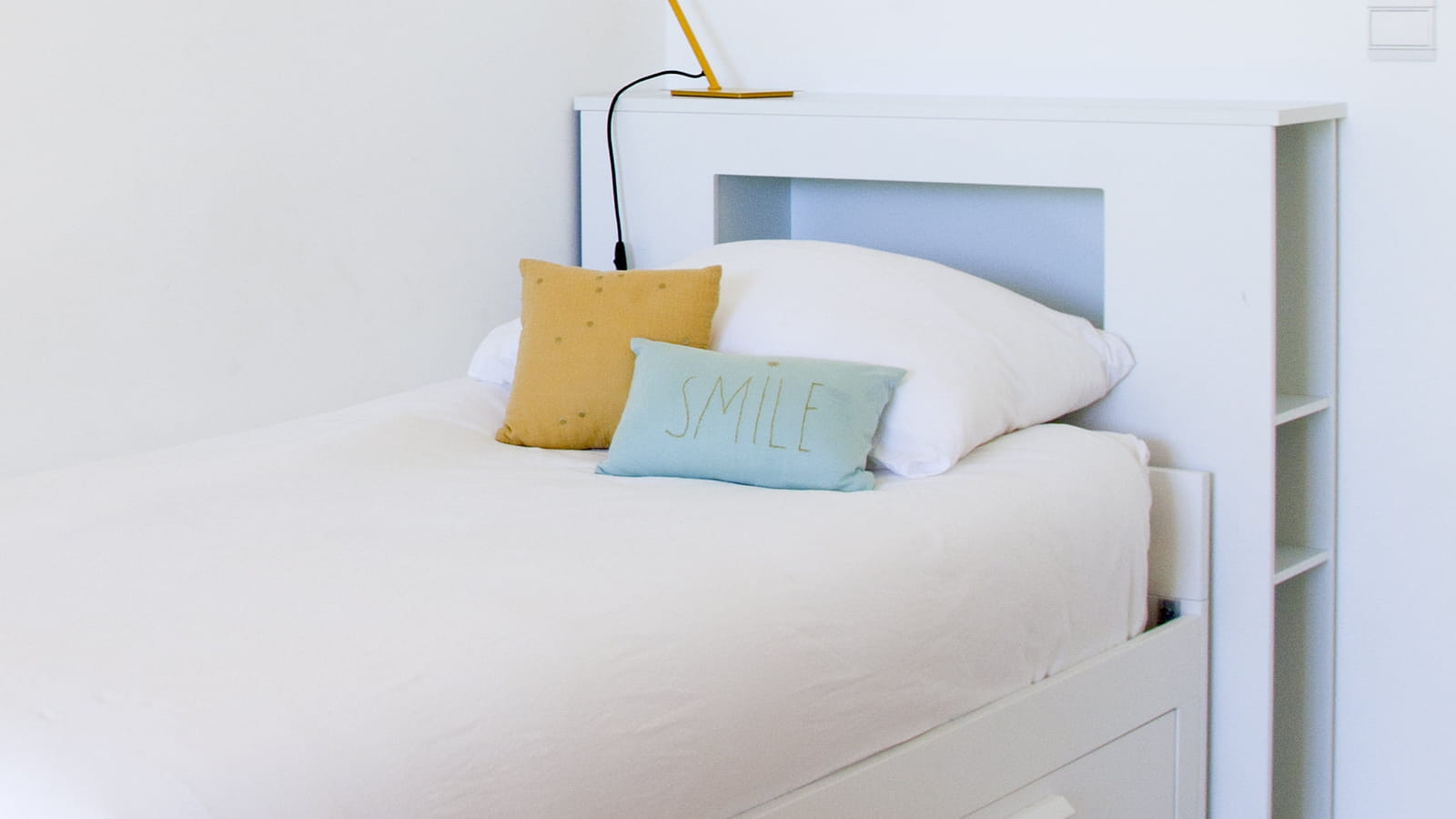 Tête de lit en bois dans la chambre d'ado 