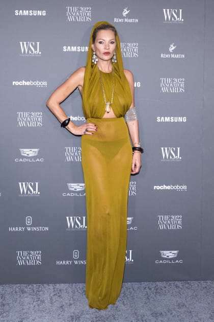 Kate Moss en robe transparente à capuche verte cut out Saint Laurent