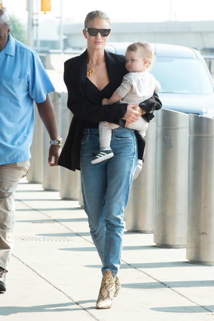 Rosie Huntington en talons