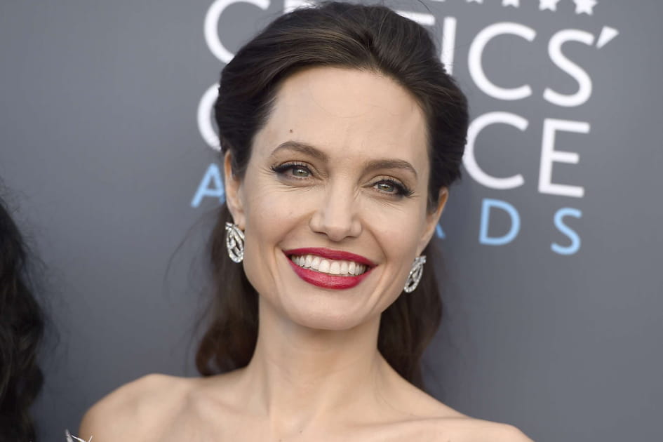 La demi-queue bomb&eacute;e d'Angelina Jolie