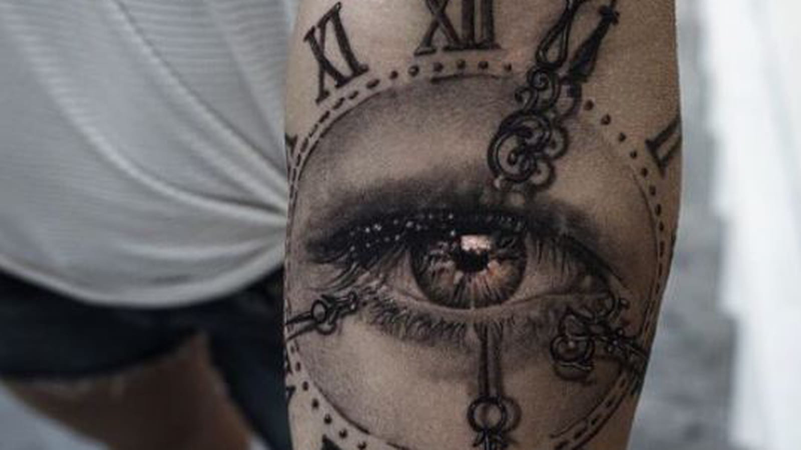 Horloge et oeil sur l'avant-bras