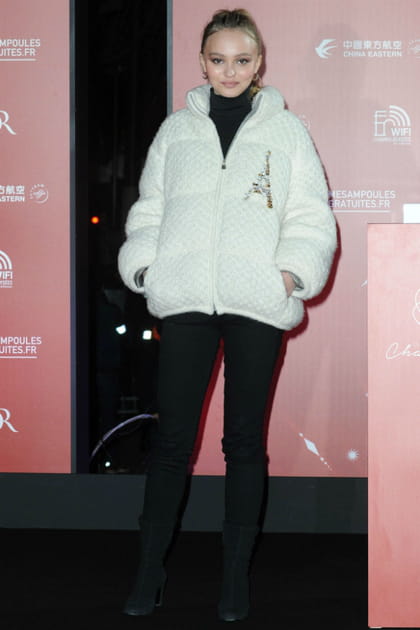Lily-Rose Depp en doudoune blanche et pull &agrave; col roul&eacute; noir