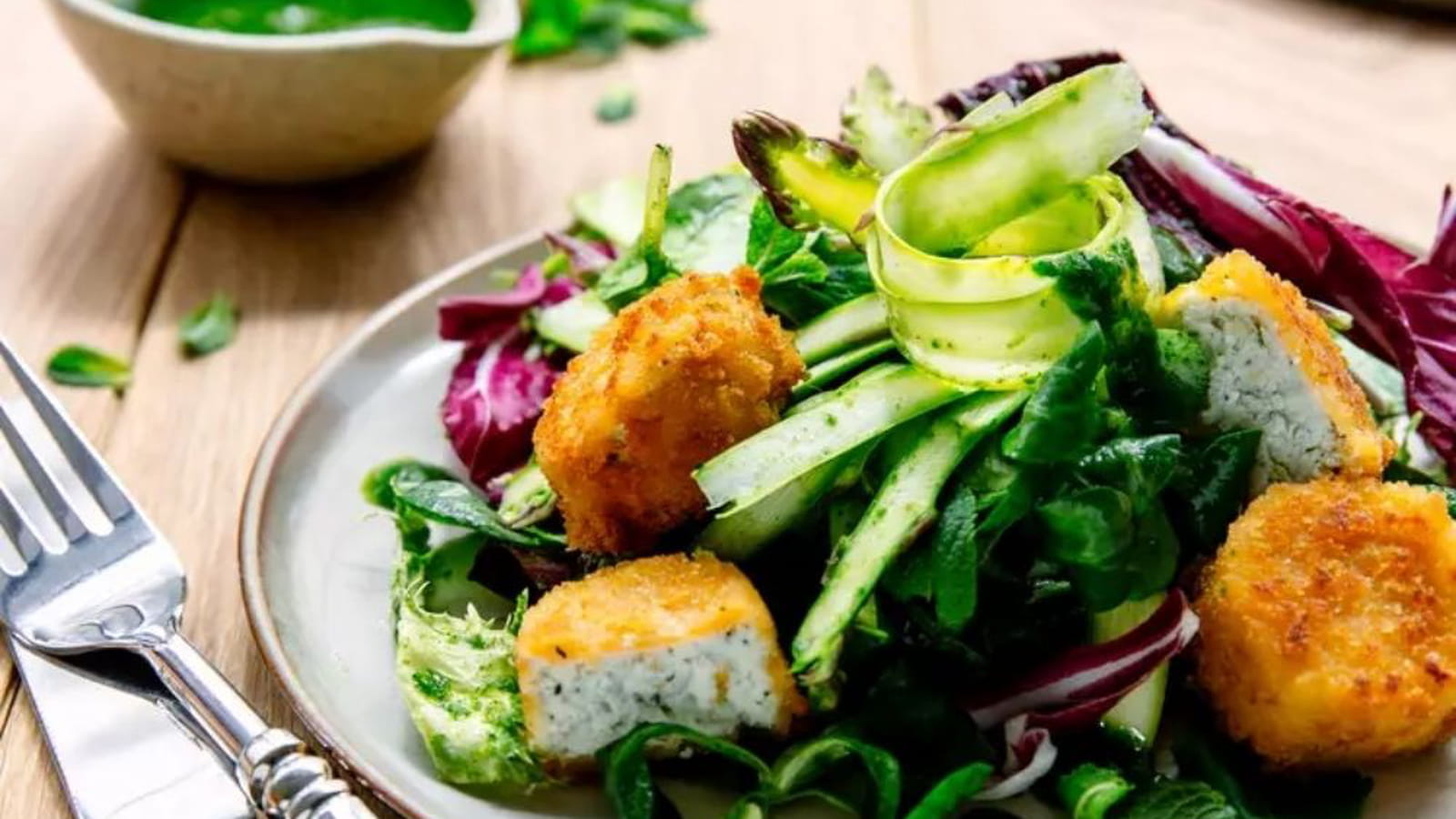 Salade de printemps aux asperges et chèvres panés aromatisés, salsa verde à la mâche