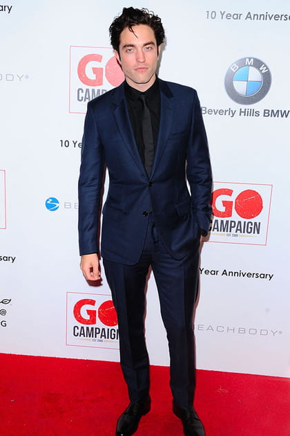 Robert Pattinson en costume marine et chemise noire