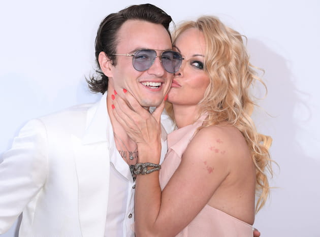 Pamela Anderson ne quitte plus son fils Brandon Lee