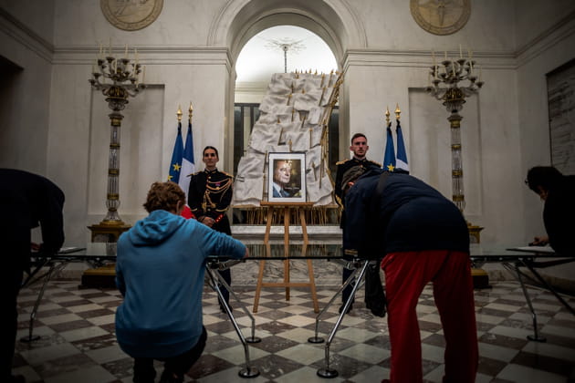 Dans le vestibule du Palais, chacun peut écrire un petit mot dans les cahiers de condoléances