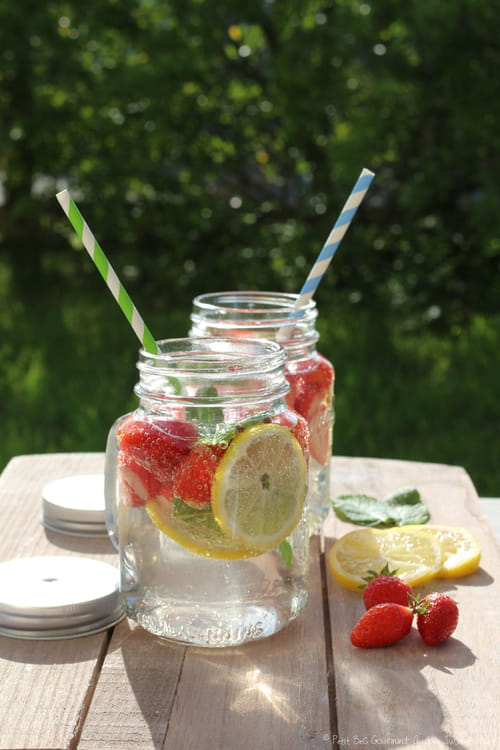 Detox water aux fraises, citron et menthe