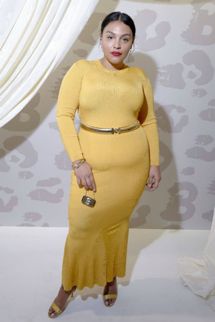 Paloma Elsesser en robe fourreau jaune