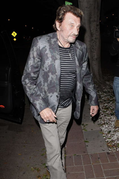 Johnny Hallyday en veste imprimée et pantalon taupe