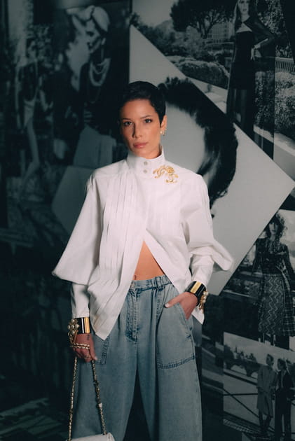 Halsey en chemisier destructur&eacute; au d&eacute;fil&eacute; Chanel printemps-&eacute;t&eacute; 2023
