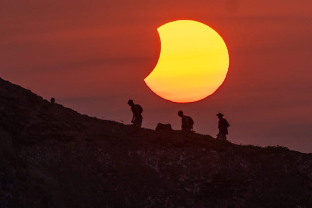 L'&eacute;mouvante fin de l'&eacute;clipse en Espagne&nbsp;: la lumi&egrave;re surgit apr&egrave;s le Soleil noir sur les falaises de Cantabrie