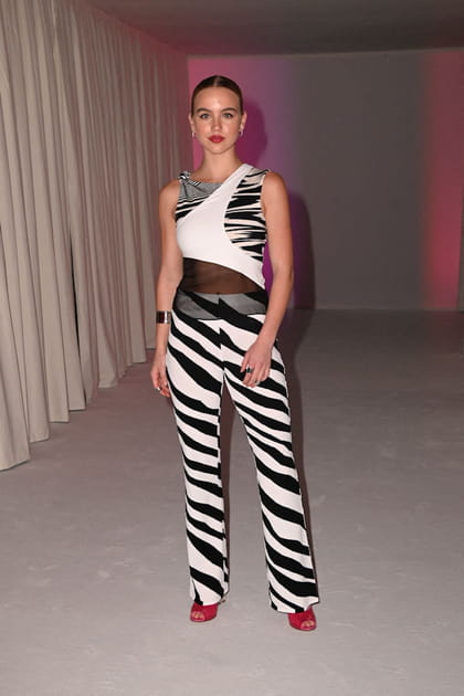 Emma Brooks en haut asym&eacute;trique&nbsp;&agrave; empi&egrave;cements et pantalon z&eacute;br&eacute; au d&eacute;fil&eacute; Missoni