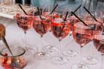 Bien fruité et plus léger que l'Aperol Spritz, ce cocktail français fait de l'ombre à la version italienne