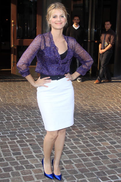 Mélanie Laurent en chemisier transparent bleu et jupe crayon blanche