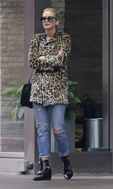Jennifer Lawrence en manteau court l&eacute;opard