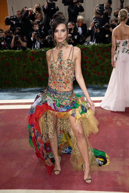 Emily Ratajkowski en look Versace vintage