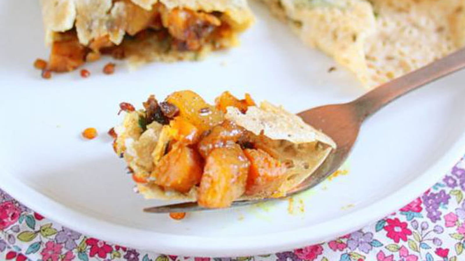 Crêpes indiennes salées Rava Dosa garnies de patate douce et lentilles corail masala, et chutney de mangue aux épices