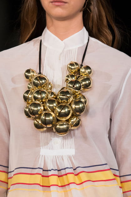 Le collier grelots du d&eacute;fil&eacute; Alexis Mabille