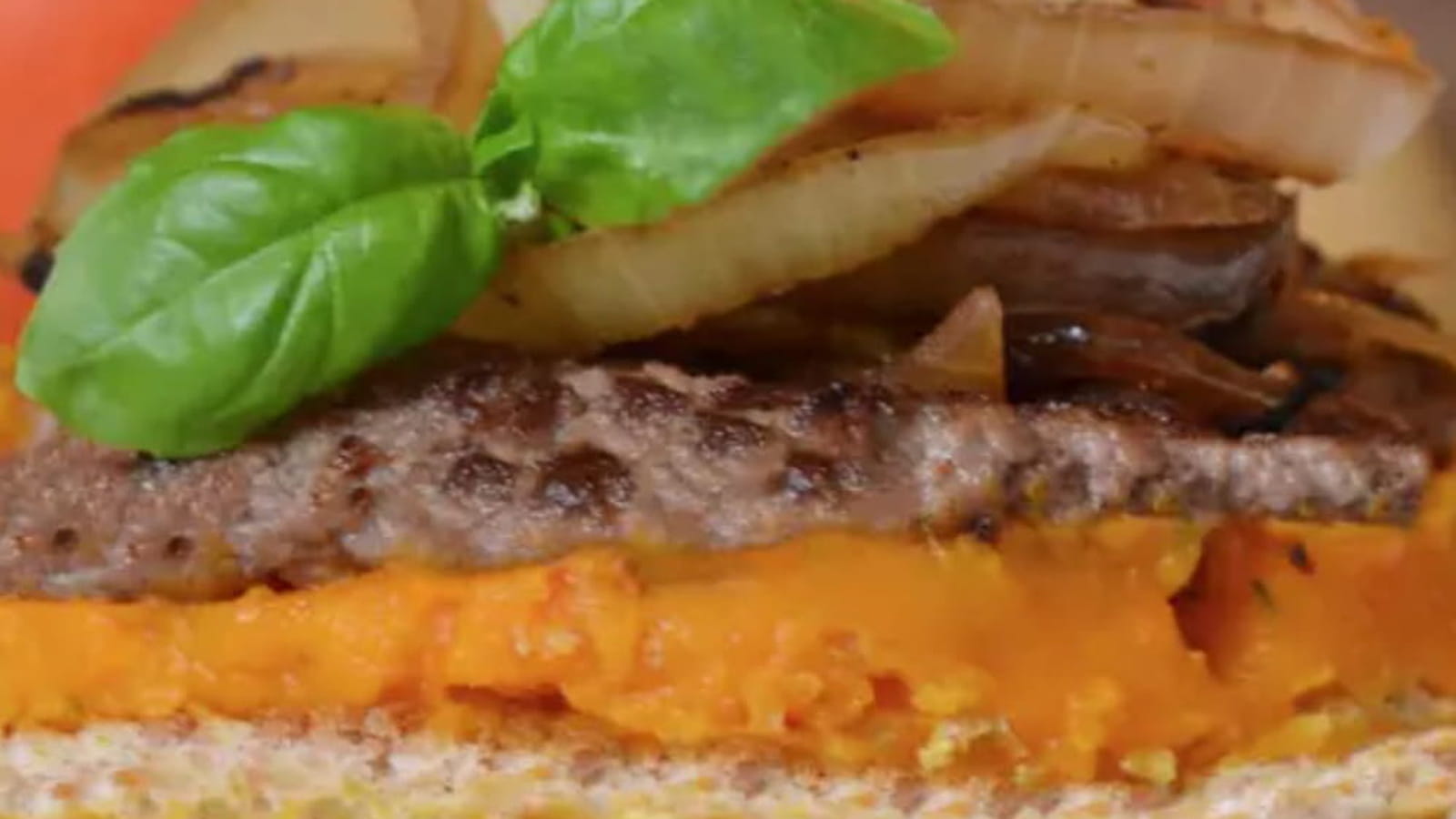Mille-feuille automnal de potimarron, viande hachée, pain de mie