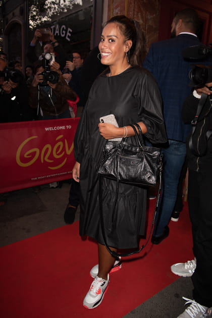 Amel Bent en robe maxi noire et baskets tricolores