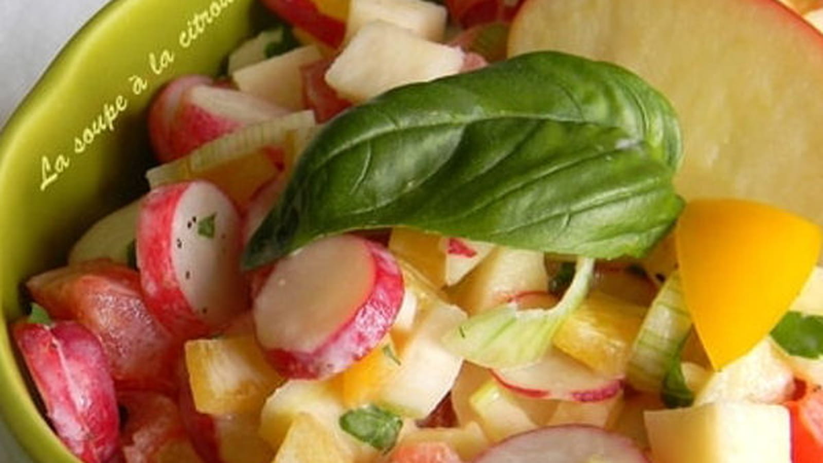 Salade croquante de radis, tomates et pommes