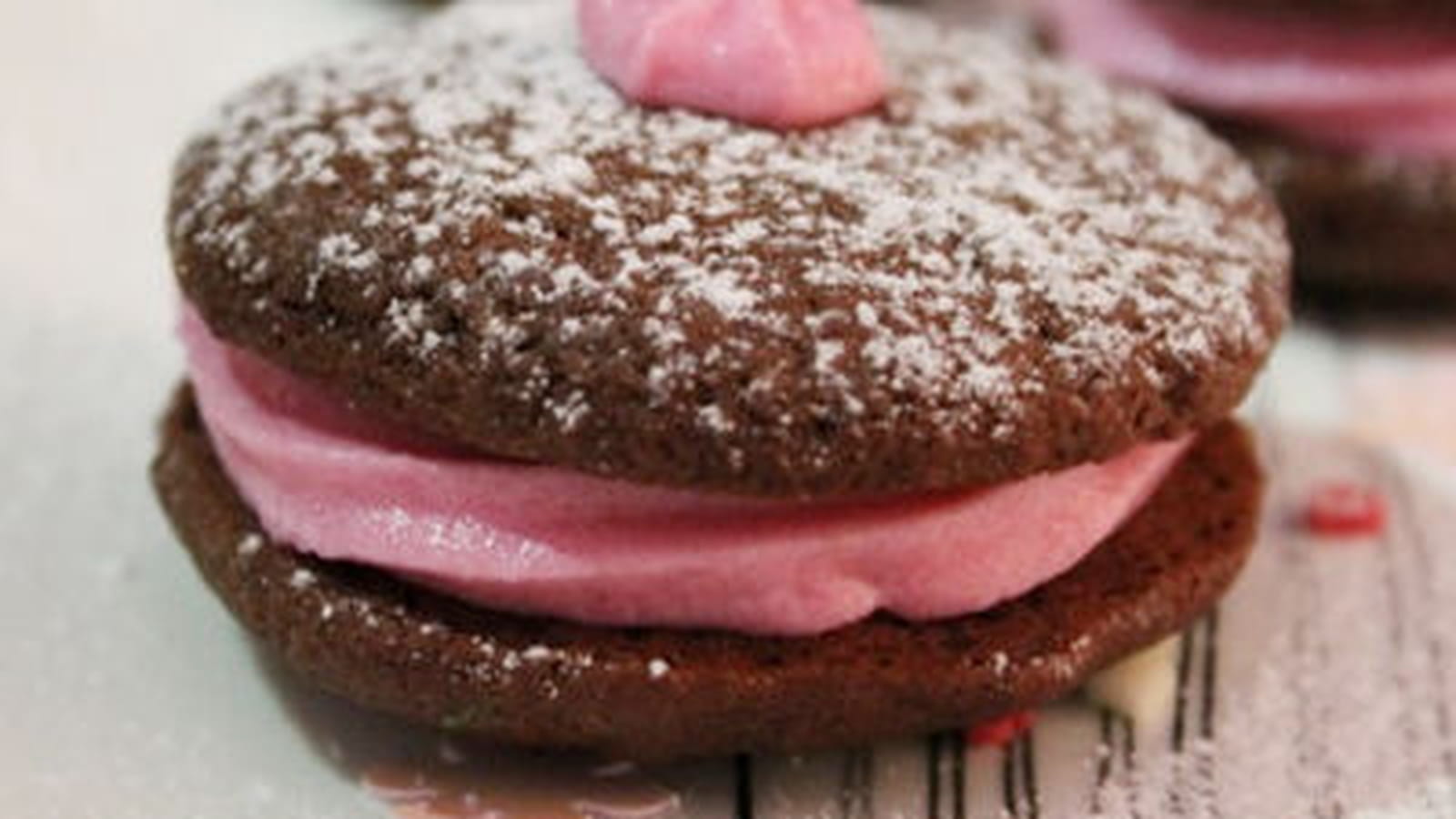 Whoopies chocolat et crème à la rose